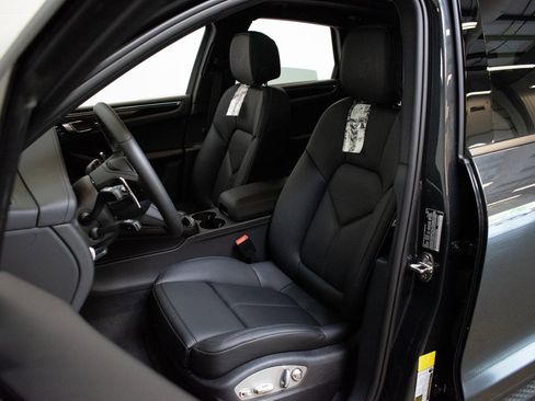 New 2025 Porsche Macan image 5