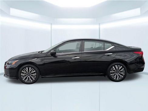 Used 2024 Nissan Altima 2.5 SV FWD image 2