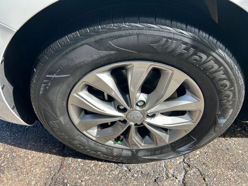 Used 2021 Kia Sedona LX image 12