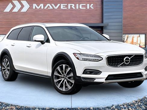 Used 2022 Volvo V90 B6 Cross Country AWD/4WD image 1