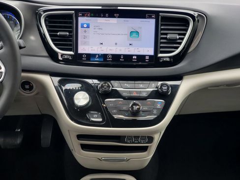 Used 2023 Chrysler Pacifica Touring-L image 35