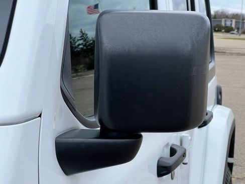 Used 2018 Jeep Wrangler Unlimited Sahara AWD/4WD image 37