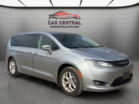 Used 2019 Chrysler Pacifica Touring Plus w/ Tire & Wheel Group FWD image 7