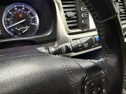 Used 2019 Toyota Highlander XLE AWD/4WD image 28
