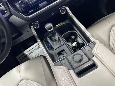 Used 2025 Toyota Grand Highlander AWD image 39