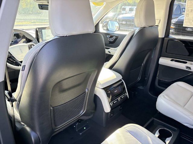 New 2027 Lincoln Aviator AWD image 17