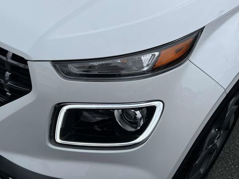 Used 2024 Hyundai Venue Limited image 13