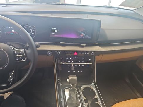 Used 2024 Kia Carnival EX image 21