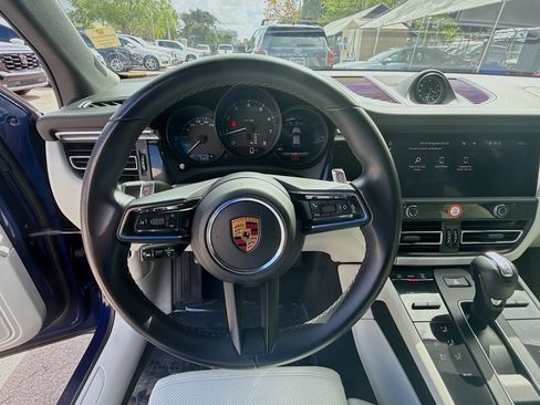 Used 2022 Porsche Macan w/ Premium Package Plus image 10