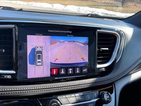 Used 2024 Chrysler Pacifica Pinnacle w/ Trailer Tow Group image 21