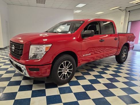 Used 2022 Nissan Titan SV RWD image 3