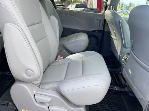 Used 2020 Toyota Sienna XLE w/ XLE Navigation Package image 5