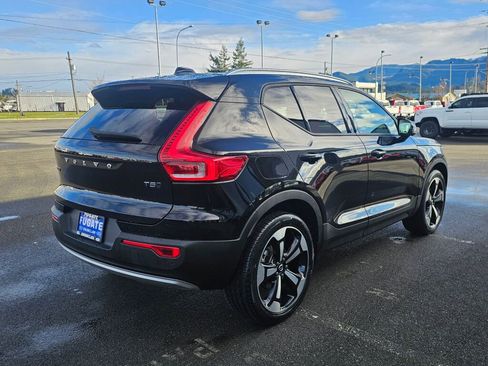 Used 2021 Volvo XC40 T5 Momentum w/ Premium Package image 6