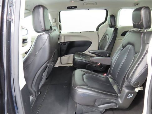 Used 2023 Chrysler Pacifica Touring-L FWD image 29