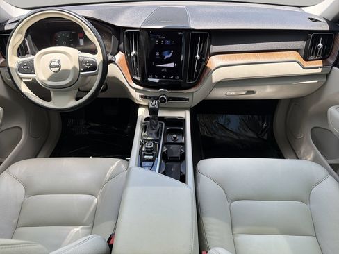 Used 2021 Volvo XC60 T6 Momentum AWD/4WD image 13