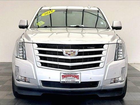 Used 2019 Cadillac Escalade ESV Luxury AWD/4WD image 2