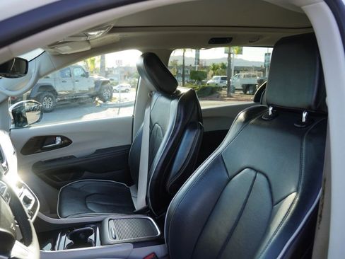 Certified 2023 Chrysler Pacifica Limited image 17
