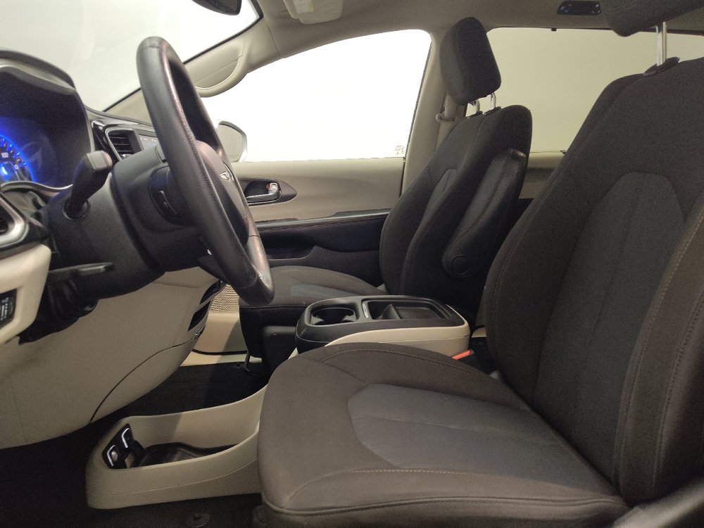 Used 2020 Chrysler Pacifica Touring FWD image 17