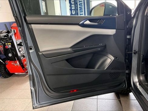 Used 2022 Volkswagen Taos SE w/ Panoramic Sunroof Package AWD/4WD image 9