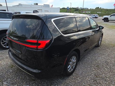 Used 2024 Chrysler Pacifica Touring-L FWD image 6