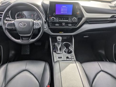 Used 2023 Toyota Highlander XLE image 11