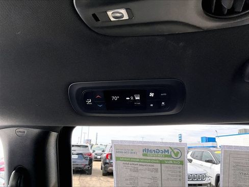 Used 2025 Chrysler Pacifica Select FWD image 12