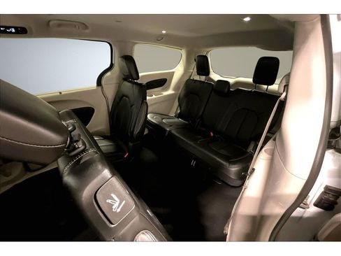 Used 2024 Chrysler Pacifica Touring-L image 26