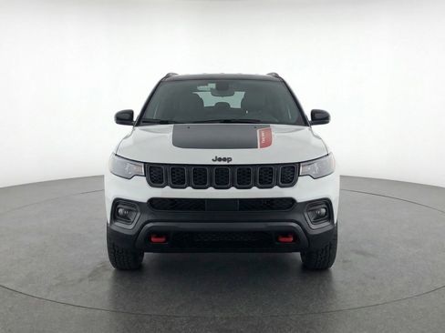 Used 2025 Jeep Compass Trailhawk w/ Trailer Tow Group AWD/4WD image 2