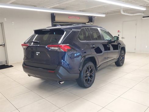 Used 2022 Toyota RAV4 XLE image 8