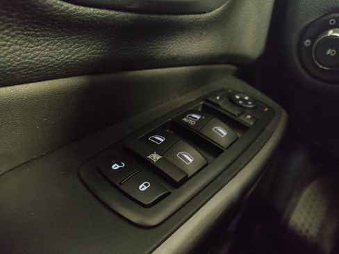 Used 2019 Jeep Cherokee Latitude w/ Cold Weather Group FWD image 27