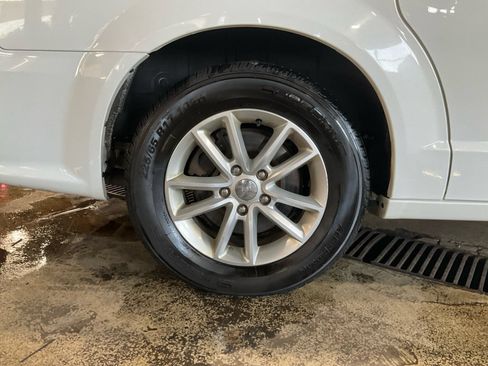 Used 2019 Dodge Grand Caravan SXT FWD image 17