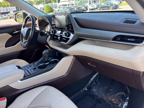 Used 2022 Toyota Highlander XLE AWD/4WD image 40