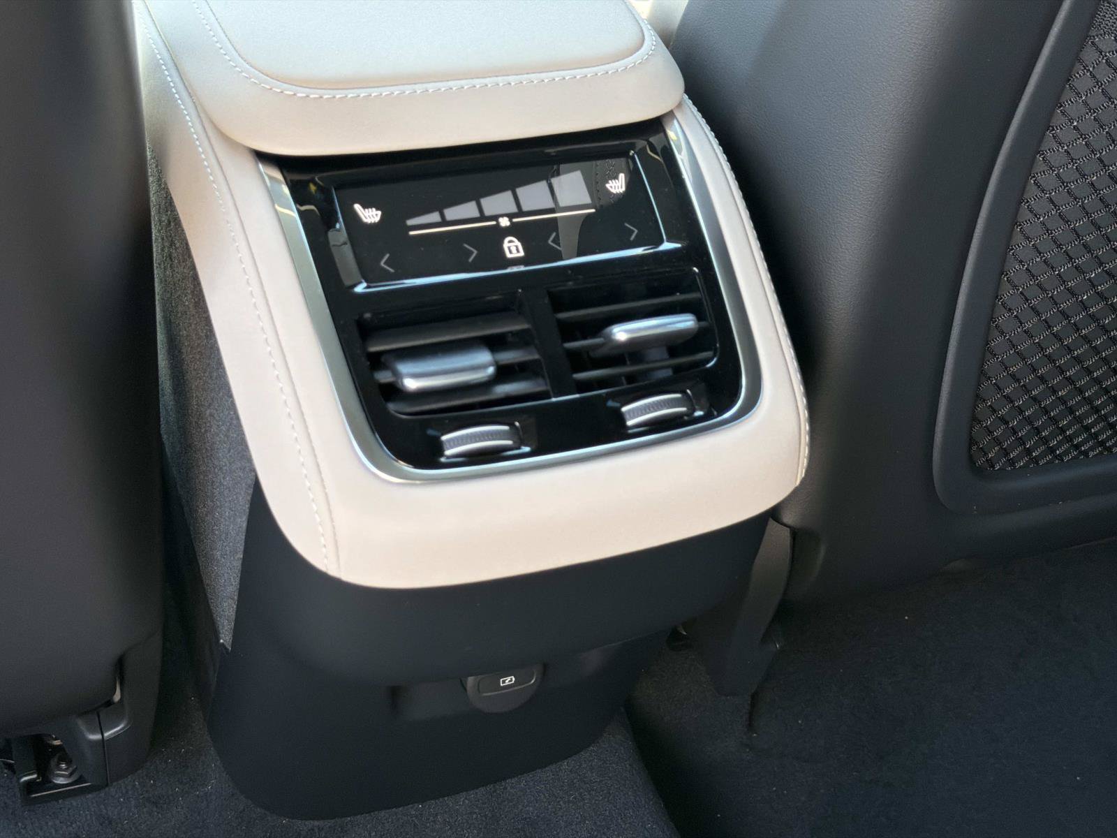 New 2027 Volvo XC90 B6 Plus AWD/4WD image 10