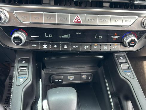 Used 2025 Kia Telluride EX w/ EX Captain's Chair Package FWD image 17