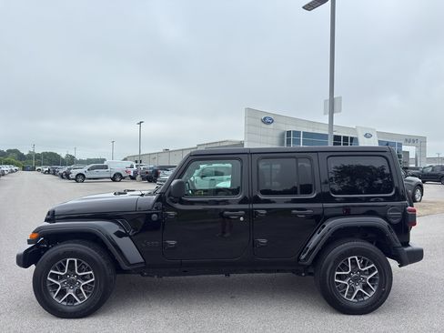 Used 2025 Jeep Wrangler Unlimited Sahara AWD/4WD image 8