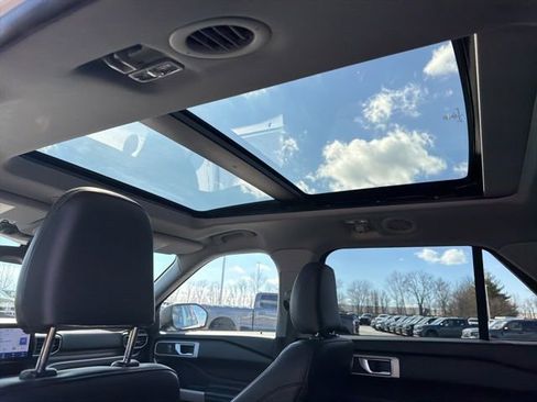 Certified 2022 Ford Explorer XLT w/ Equipment Group 202A image 21