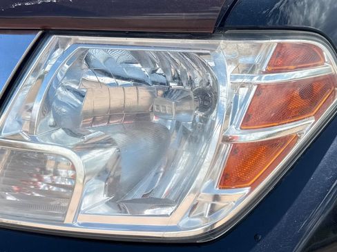 Used 2013 Nissan Frontier SV w/ SV Value Truck Pkg AWD/4WD image 17