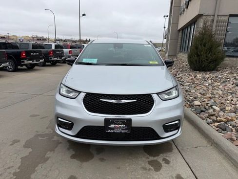 New 2026 Chrysler Pacifica Select image 2