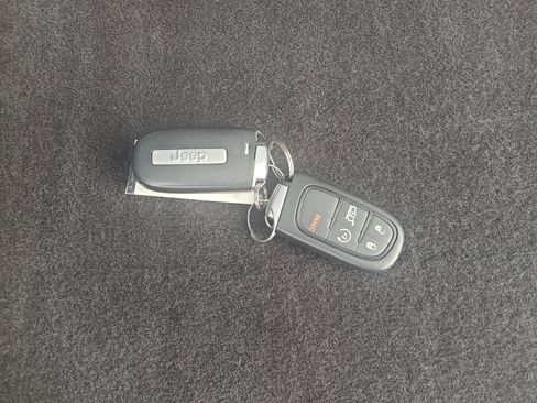 Used 2020 Jeep Cherokee Limited image 33