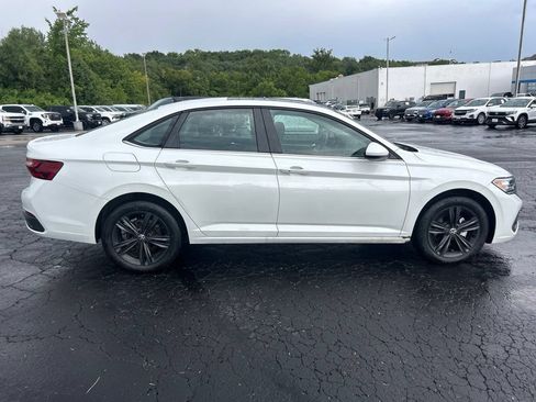 Used 2024 Volkswagen Jetta SE w/ Panoramic Sunroof Package FWD image 4