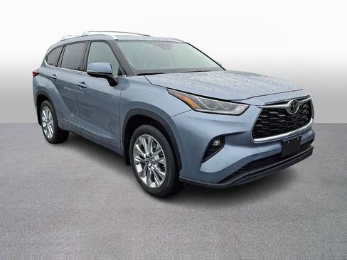 Used 2023 Toyota Highlander Limited AWD/4WD image 3