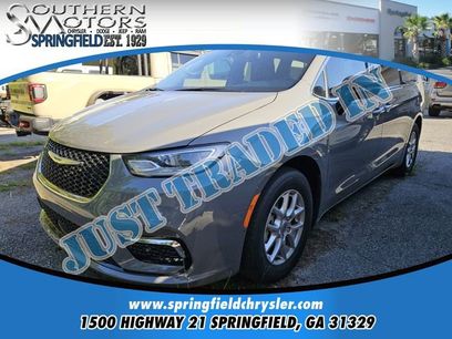 Used 2025 Chrysler Pacifica Select