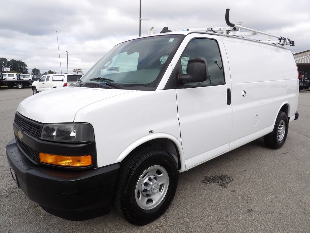 Used 2018 Chevrolet Express 2500 w/ Driver Convenience Package RWD image 3