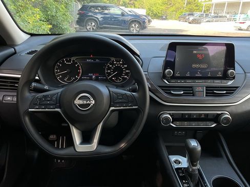 Used 2025 Nissan Altima 2.5 SV FWD image 14
