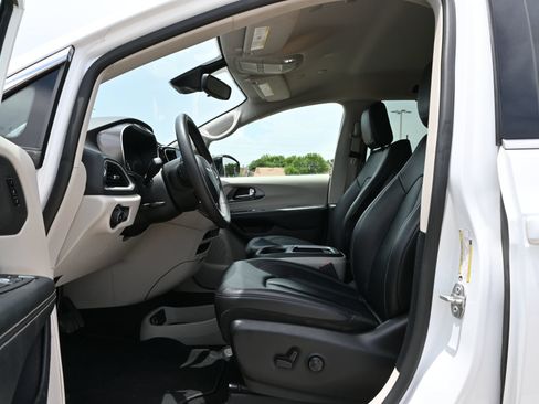 Used 2024 Chrysler Pacifica Touring-L FWD image 19