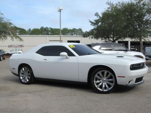 Used 2019 Dodge Challenger SXT image 2