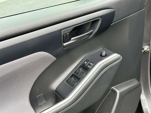 Used 2022 Toyota Highlander LE image 18