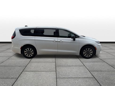 Used 2024 Chrysler Pacifica Limited FWD image 6