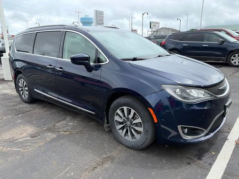 Used 2020 Chrysler Pacifica Touring-L Plus FWD image 7