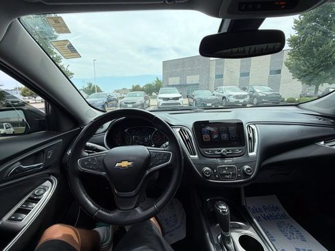 Used 2017 Chevrolet Malibu LT FWD image 16